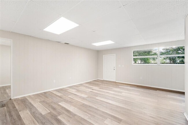Building Photo - 9618 Pineridge Ave