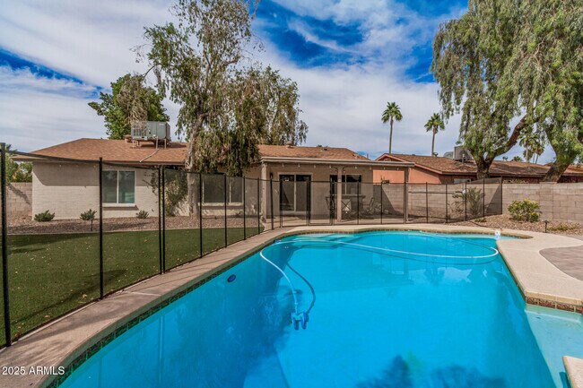 Building Photo - 9265 E Kalil Dr