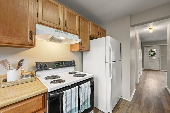 Building Photo - 3 Bedroom Townhouse Close To Ft. Carson