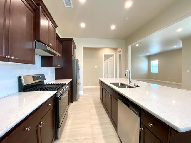 Building Photo - $2,495 Leonard & Ashlan, 3 Bedroom Home - ...