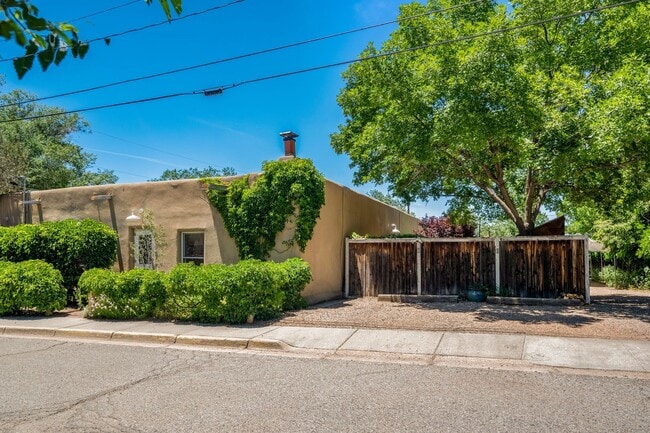 Building Photo - 573 W San Francisco St