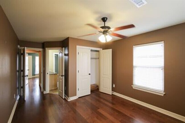 Building Photo - Gorgeous home in Bentonville!