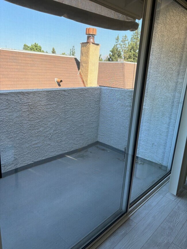 Building Photo - Spacious-Bright 3 Bedroom 2.5 Two story Bathroom Condo