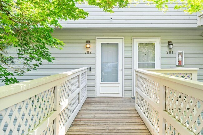 Building Photo - Beautiful, bright 2-bdrm/2.5-bath Lake Oswego condo. W/D, covered parking, pool, serene setting