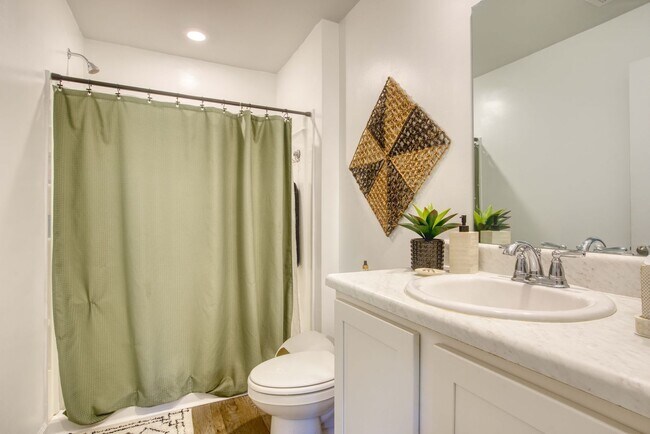 Building Photo - Charming 4-Bedroom Home in Desirable Waterside Community – Surf City, NC