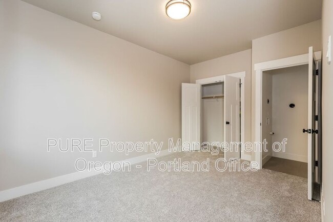 Building Photo - 2659 NE Justus Ave