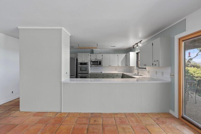 Building Photo - 103 Comet