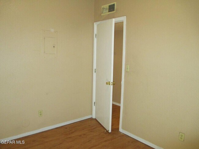 Building Photo - 1311 E San Antonio Ave