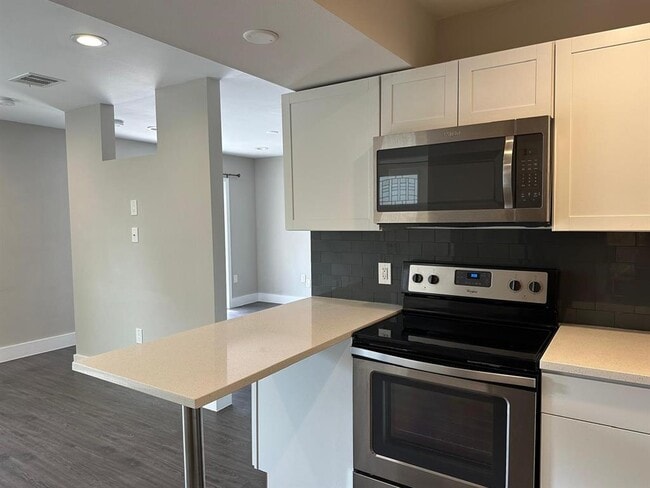 Building Photo - 935 La Posada Dr