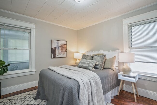 Building Photo - 4 Bedroom 2 Full Bath House | Front Porch ...
