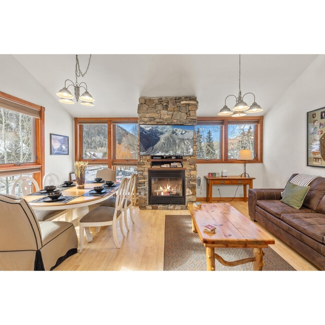 Building Photo - 747 W Pacific Ave