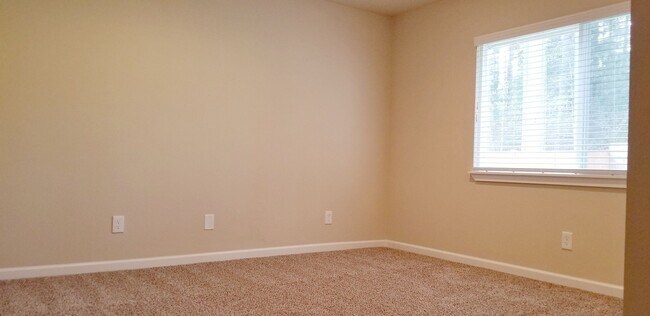 Building Photo - 4 bedroom plus den, living room and family room. North Thurston School Disctrict.