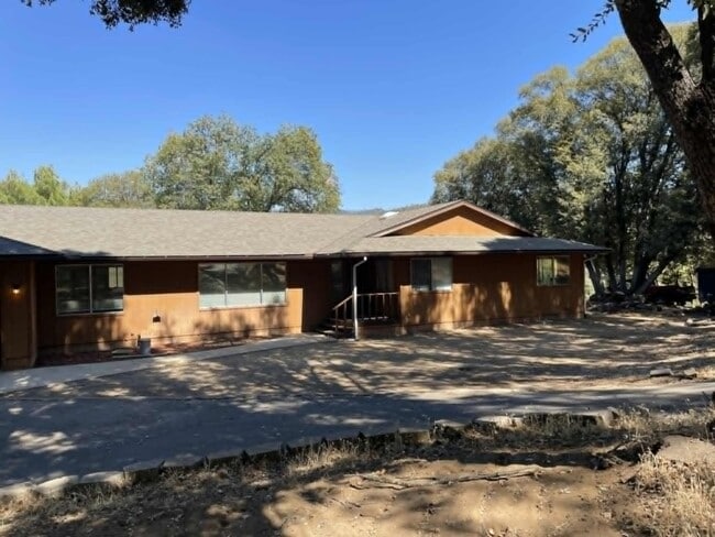 Primary Photo - 50181 Spook Ln