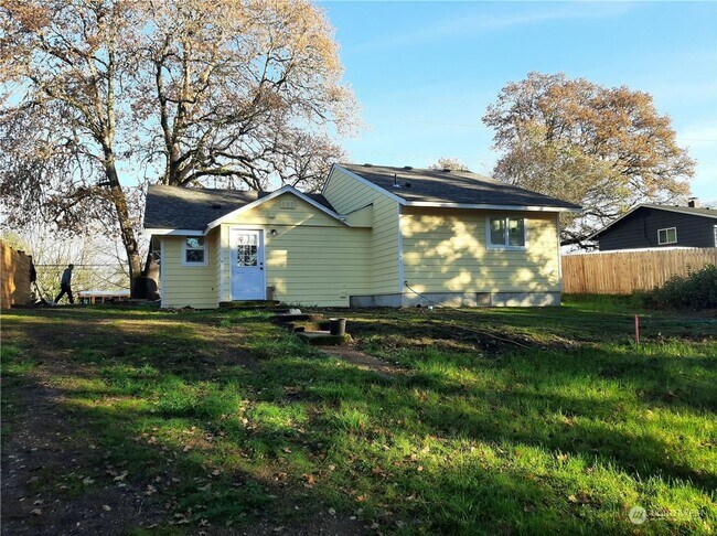 Building Photo - Charming Retreat: Fully Remodeled 3 Bed, 2...