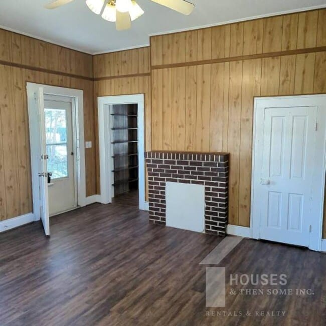 Building Photo - 18 21st St