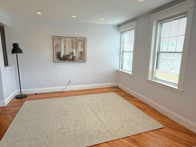 Building Photo - 2 Bedroom sunny second-floor corner unit a...