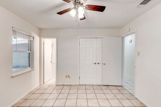 Building Photo - 2404 Andover Dr