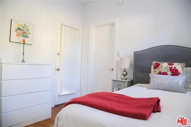 Building Photo - 601 Sweetzer Ave