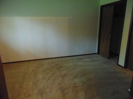 Building Photo - Terrific home, Large Yard, Quiet Street