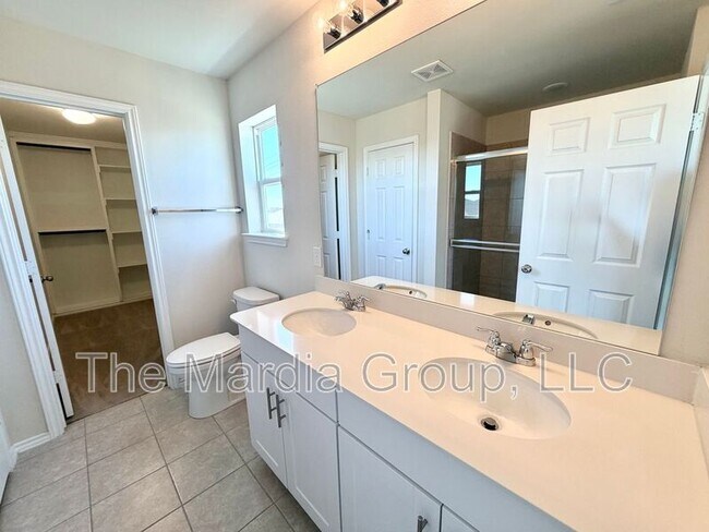 Building Photo - 2006 Hummingbird St