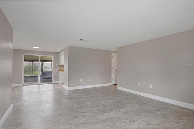 Building Photo - 880 Queen Rd