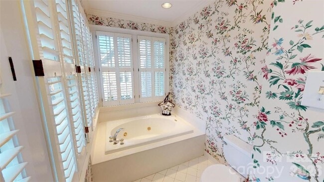 Building Photo - 1141 Dilworth Crescent Row