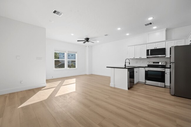 Building Photo - 8410 Sunnyhill St