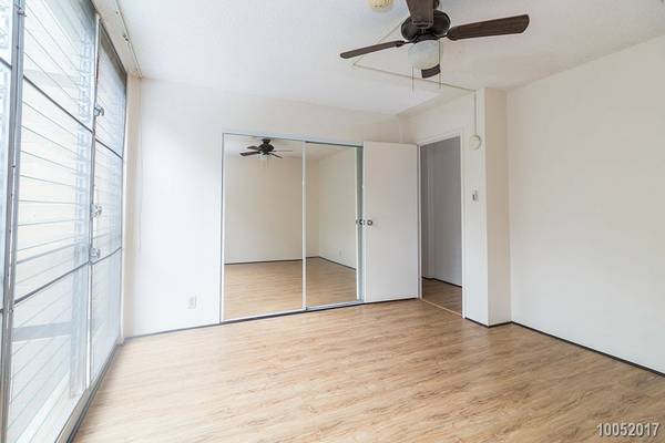 Building Photo - 2BR 1BA w/2 PARKING Spacious Condo Conveni...