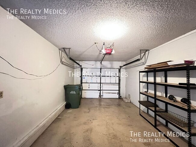 Building Photo - 203 Fernwood St