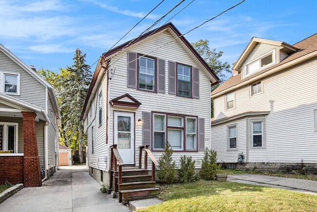 Primary Photo - 670 Lake Dr SE