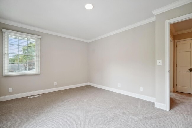 Building Photo - 5721 Londonderry Rd