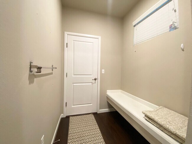 Building Photo - 3 bedroom, 2568 Sqft. home In Federal Way