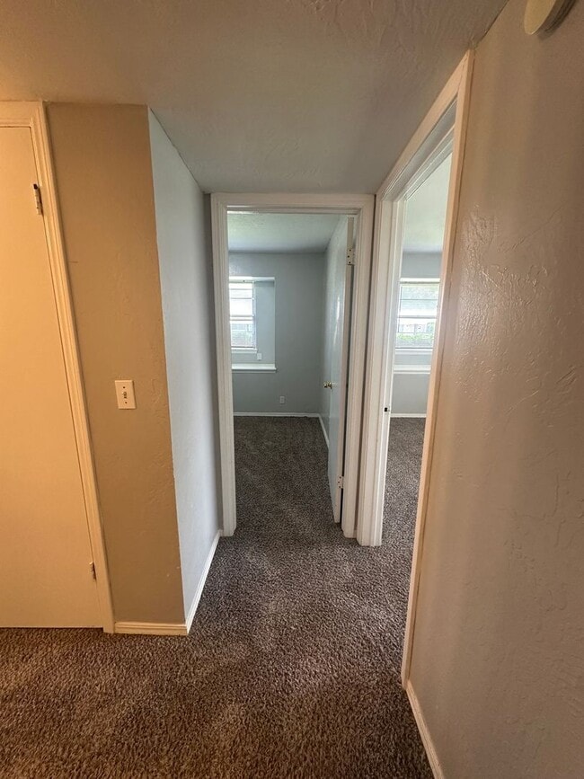 Building Photo - 4844 Woodview Dr