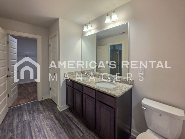 Building Photo - Modern Living in The Heights!