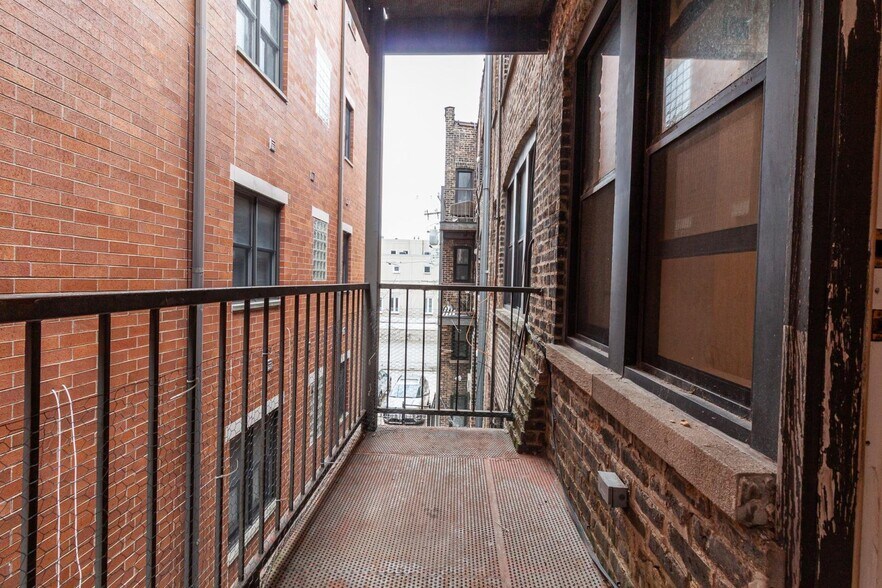 Building Photo - 917 W Dakin St