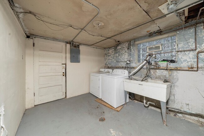 Building Photo - 7643 S Paxton Ave