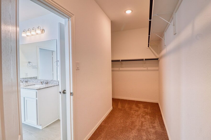 Building Photo - 8106 Royal Palm Ct