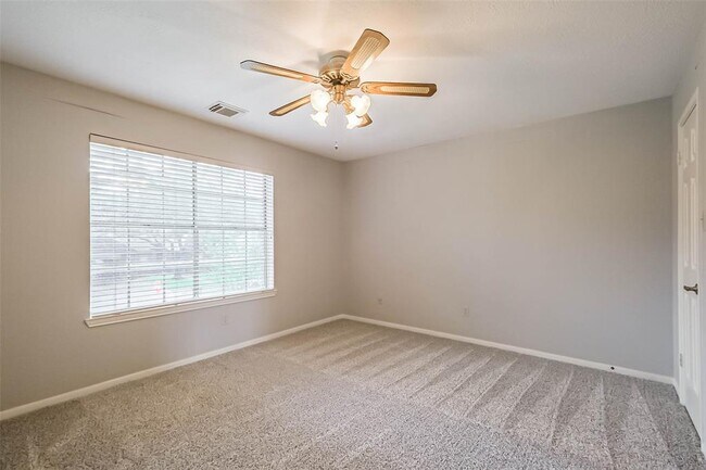 Building Photo - 10218 Hedge Way Dr