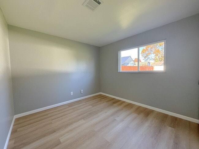 Building Photo - 5200 Mapleridge Dr