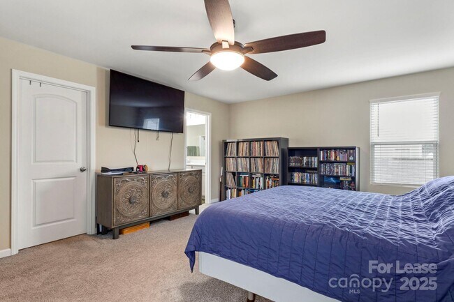 Building Photo - 467 Switch St