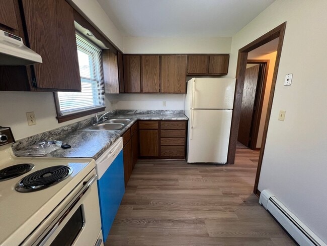 Building Photo - Fully Renovated 2-bed, 1-bath Apartment with a Garage Stall!