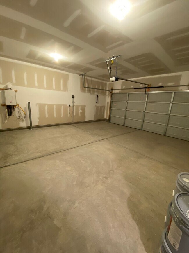 Building Photo - Brand New Build 5 Bed/3.5 Bath