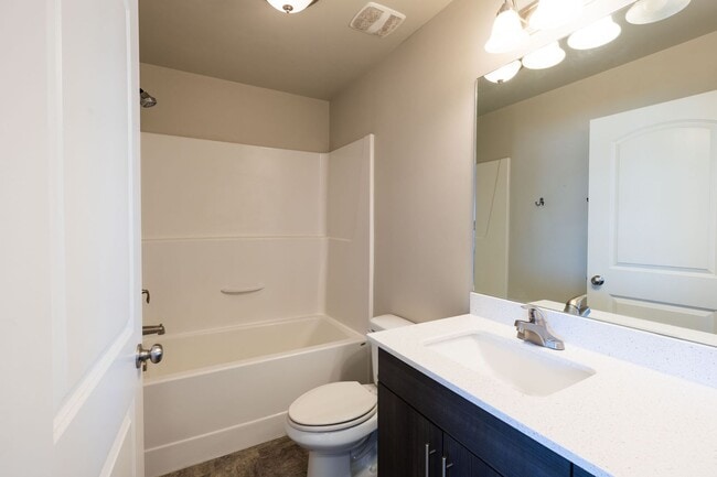 Building Photo - Beautiful Townhome in Rexburg Close to Campus