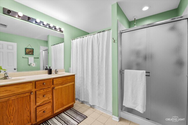 Building Photo - 3250 Cool Springs Ct