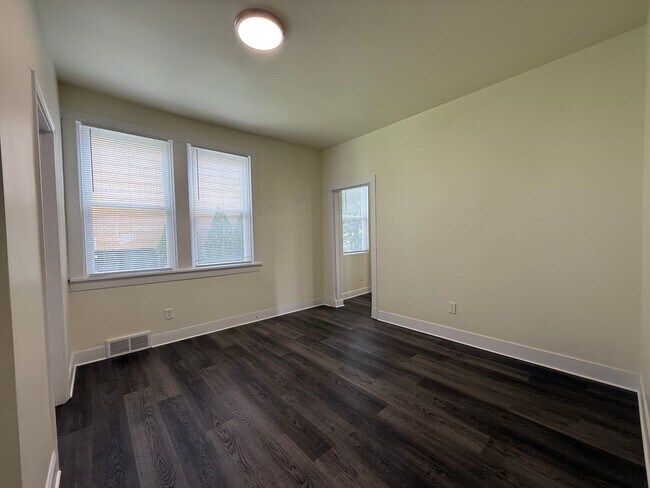 Building Photo - Updated 3BR 1.5 bath house with office/ of...