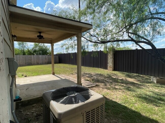 Building Photo - Spacious 3BR / 2.5BA Two-Story Home Near UTSA