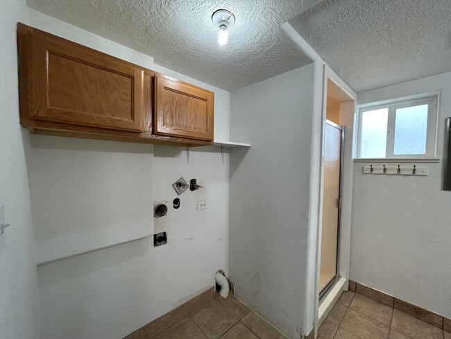 Building Photo - 3 Bedroom 1 Bathroom Basement Apartment Sp...