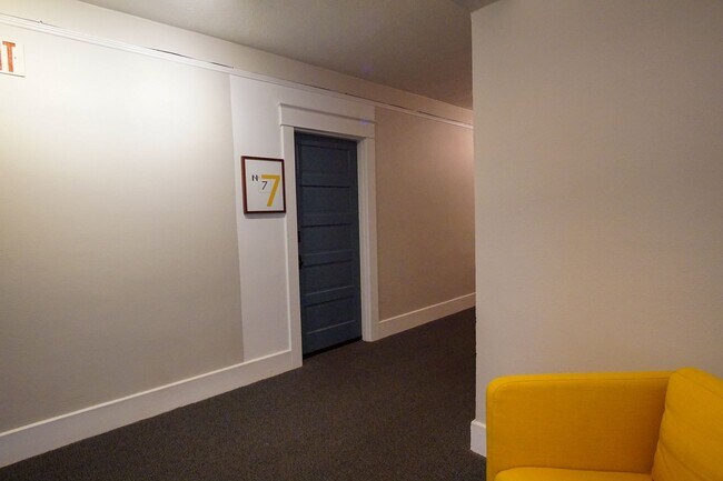 Building Photo - Top Floor Vintage Studio with Modern Renovations!