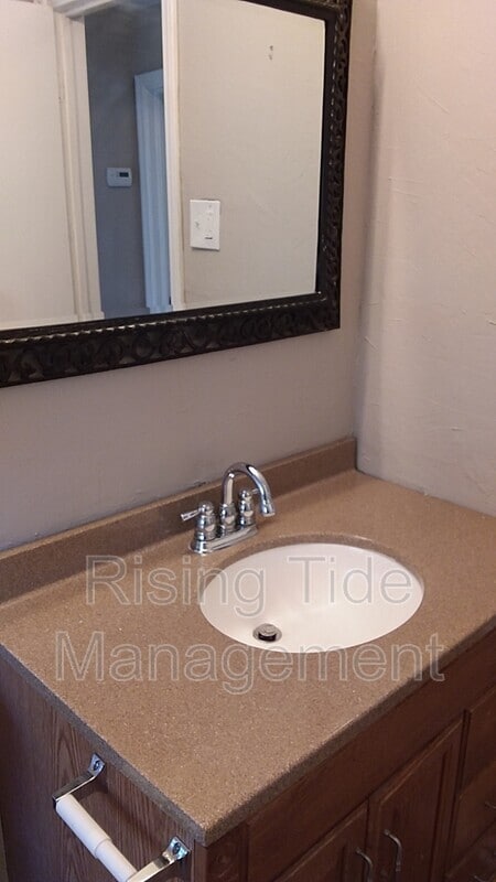 Building Photo - 900 Lynn Dale Ln