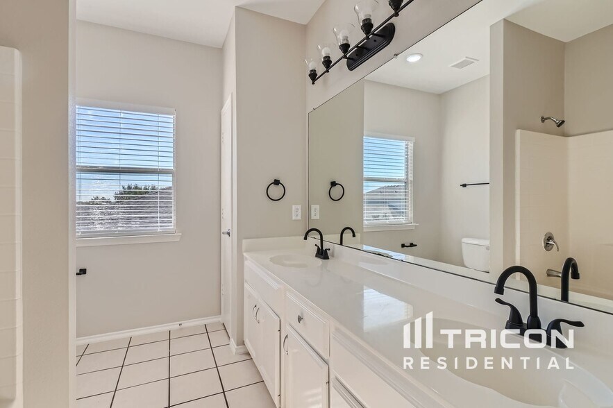 Building Photo - 1216 Juniper Ln